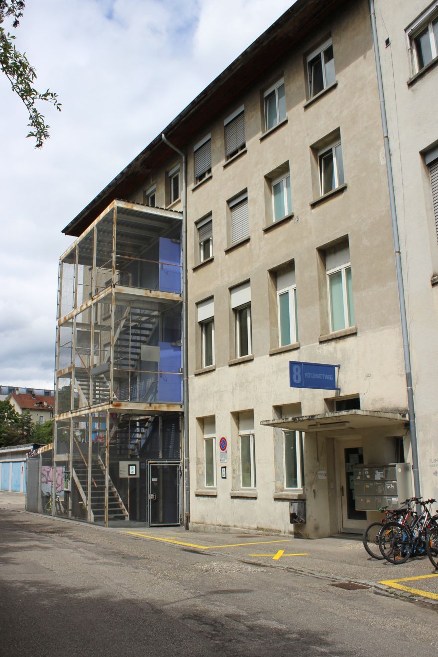 Das Haus aus Sicht Rötzmattweg (Tunnel links)